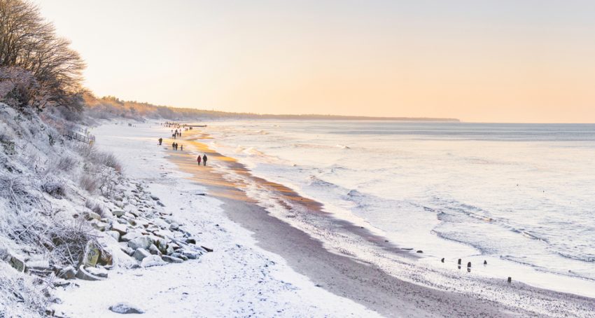 Kołobrzeg noclegi – plaża w Kołobrzegu w zimowej scenerii